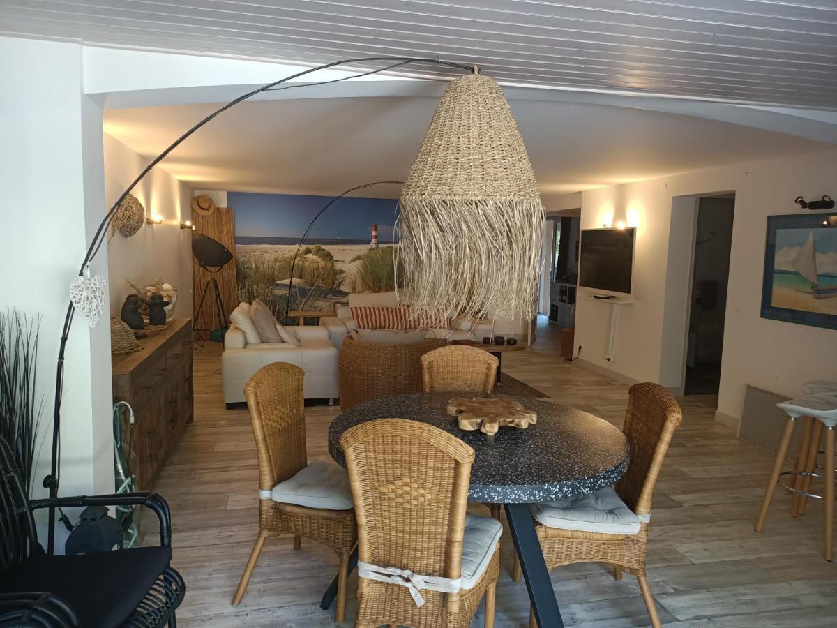 Pomme De Pin Et Mimosa * Grand-Village-Plage
